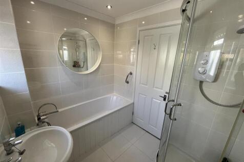 Family bathroom 2