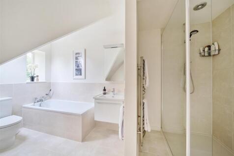 Principal bedroom en-suite