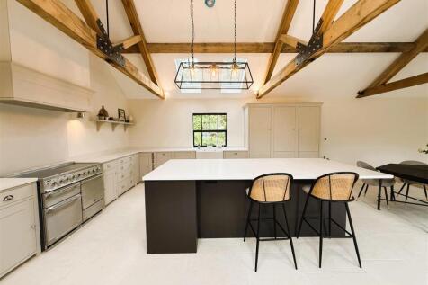 Spaciouis kitchen/dining space