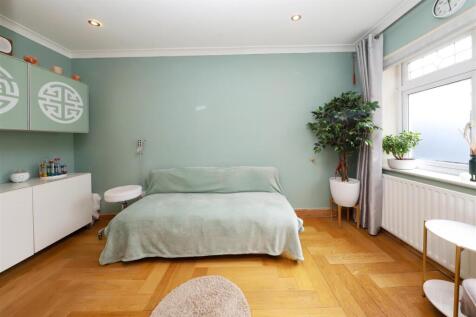 Bedroom/study