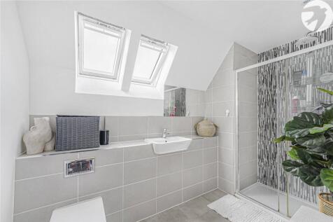 Ensuite To Bed 1