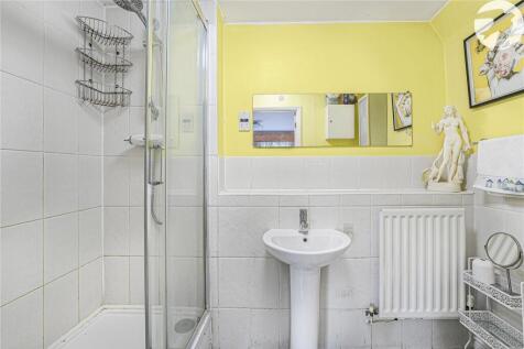 Ensuite To Bed One