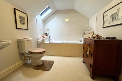 16 Family bathroom