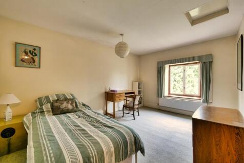 Bedroom 3 of4