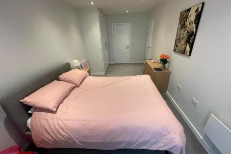 MAIN BEDROOM 2.jpg