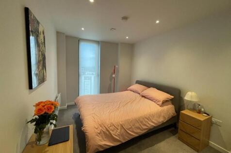 MAIN BEDROOM.jpg
