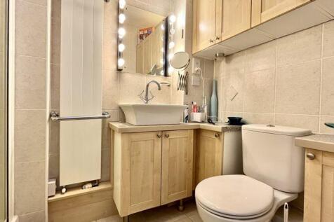 En-Suite to Bedroom 2
