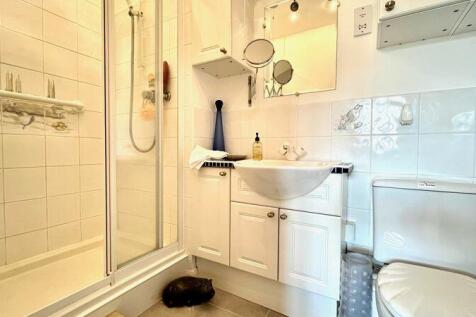 En-Suite to Bedroom 1