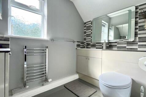 En-Suite to Bedroom 1