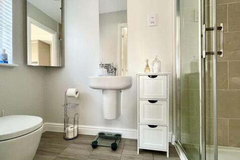En Suite to Bedroom 1