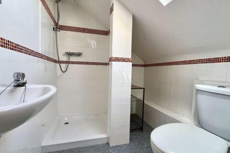 En Suite to Bedroom 1