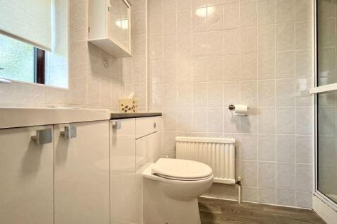 En Suite to Bedroom 1