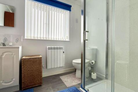 En Suite to Bedroom 1