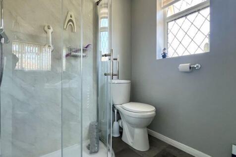 En-Suite to Bedroom 1