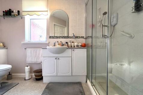 En-Suite to Bedroom 1