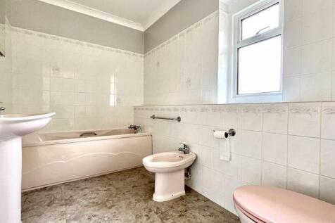 En-Suite to Bedroom 2