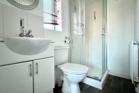 En-Suite to Bedroom 1