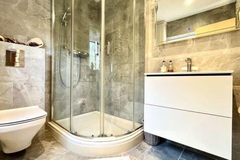 En-Suite to Bedroom 1
