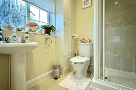 En-Suite to Bedroom 2