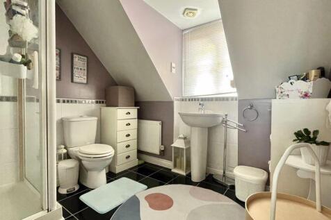 En-Suite to Bedroom 1