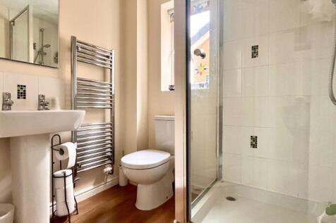 En-Suite to Bedroom 1