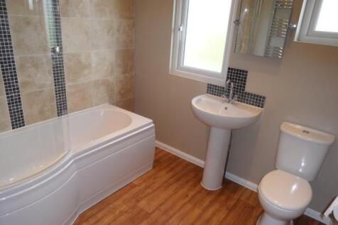37 Marmion Ave Bath.jpg
