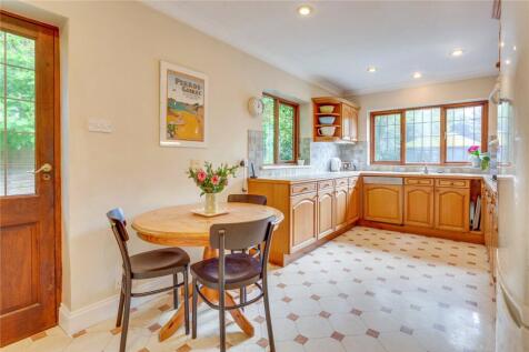 Kitchen/B&#39;fast Room