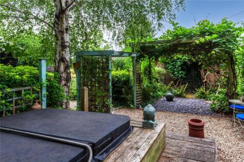 Hot Tub &amp; Pergola