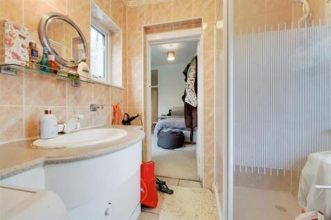 8_Main Ensuite-0.jpg