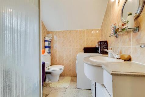 8_Main Ensuite-1.jpg
