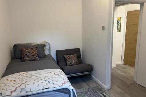 bedroom 2.jpeg