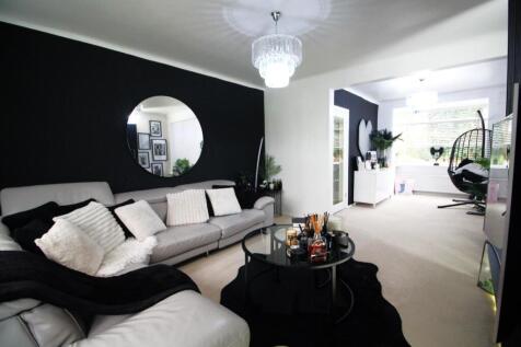 LIVING ROOM.JPG
