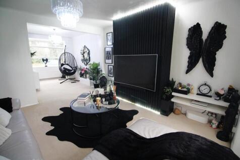 LIVING ROOM 4.JPG