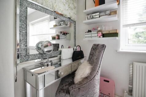vanity desk bedroom 2.jpg