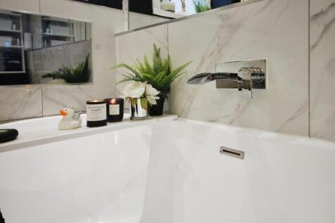 BATHROOM 3.JPG