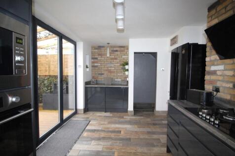 KITCHEN 3.JPG