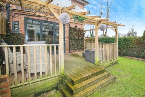 DECKING 2 .JPG