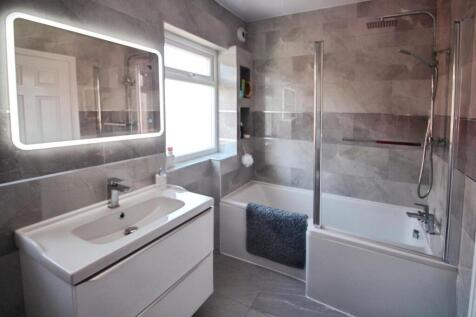 Main bathroom.JPG