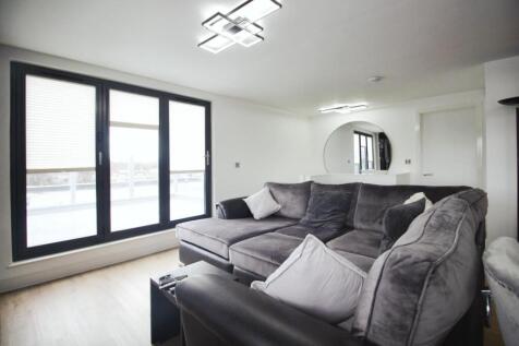 LIVING ROOM 4.JPG
