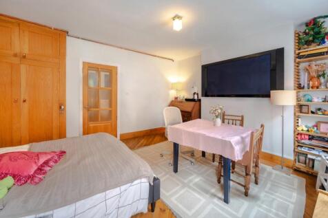 BEDROOM 1 e.jpg