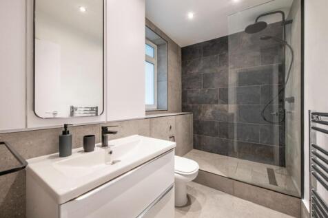 BATHROOM 1.jpg