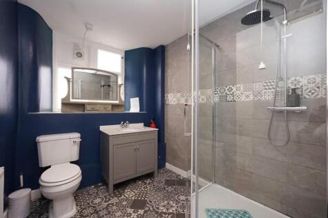 bathroom 1.jpg