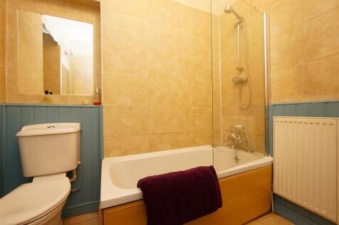 Bathroom (First Floor)