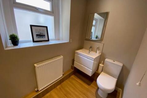 11a bathroom.jpg