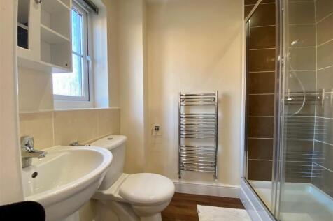 5 master en suite.jpg