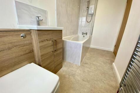 34 le bathroom 1.jpg