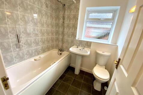 18 clos bathroom.jpg