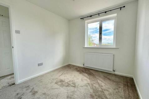 28 Robins Hill bed 3.jpg