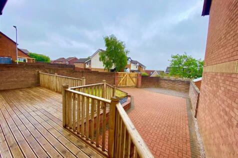 28 rh rear garden.jpg