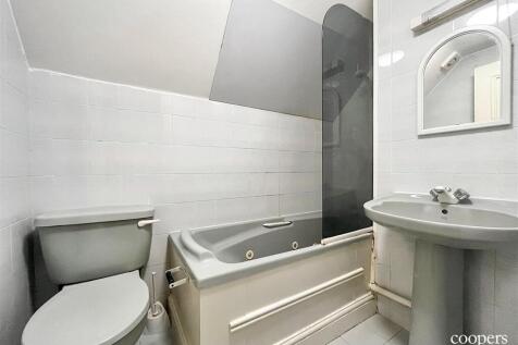 Bathroom (16).jpg